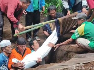 Pilu Korban Longsor Tasikmalaya: Nabila Dimakamkan Saat Ibu Berjuang Hidup