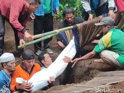 Pilu Korban Longsor Tasikmalaya: Nabila Dimakamkan Saat Ibu Berjuang Hidup