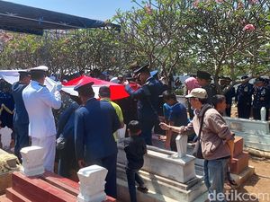 Video Pemakaman Marsda Anumerta Fajar Adriyanto Secara Militer Video Pemakaman Marsda Anumerta Fajar Adriyanto Secara Militer