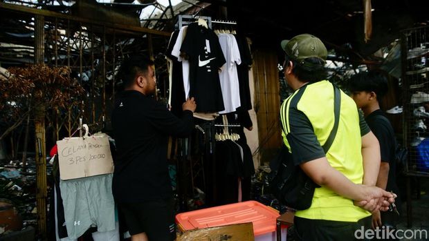 Pasca kebakaran hebat, Pemprov Jakarta akan merevitalisasi Pasar Taman Puring. Para pedagang tetap berjualan di lokasi sambil menanti perbaikan.