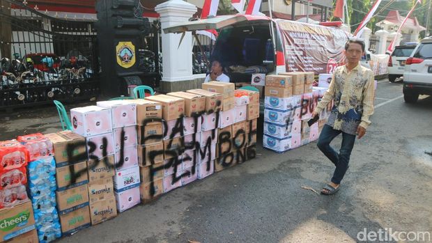 Suasana posko Masyarakat Pati Bersatu di sekeliling  Alun-alun Pati, Senin (4/8/2025).