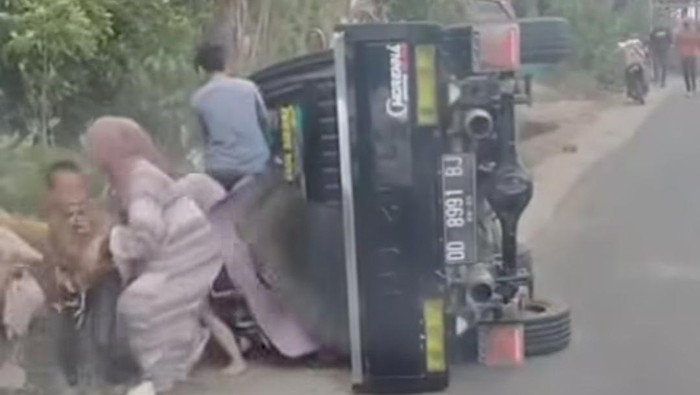 Pikap yang menjinjing  rombongan emak-emak terbalik di Gowa.