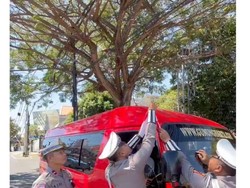 Polantas Menyapa, Polisi Bagikan Bendera Merah Putih ke Pengendara