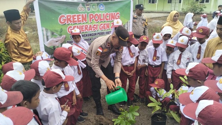 Jadi Pembina Upacara, Polisi di Meranti Ajak Siswa SD Tanam Pohon