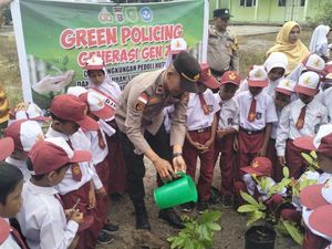 Jadi Pembina Upacara, Polisi di Meranti Ajak Siswa SD Tanam Pohon