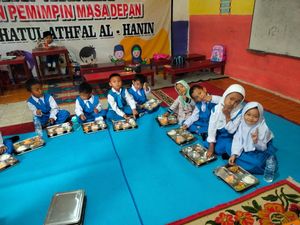 Polisi Kawal Distribusi Makanan Bergizi ke Ribuan Anak hingga Bumil di Siak Polisi Kawal Distribusi Makanan Bergizi ke Ribuan Anak hingga Bumil di Siak