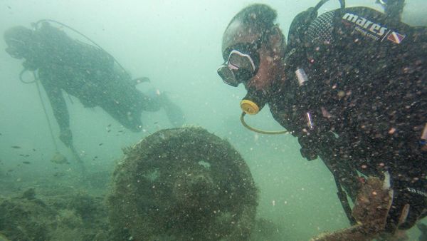 Potret Prajurit AL Survei Kapal Perang AS yang Karam di Selat Sunda