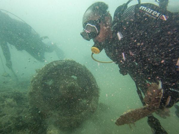 Potret Prajurit AL Survei Kapal Perang AS yang Karam di Selat Sunda