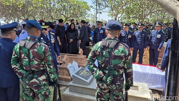 Marsma Fajar Adriyanto Dimakamkan di Samping Pusara Ayah di TPU Probolinggo