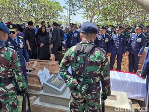 Marsma Fajar Dimakamkan Samping Pusara Ayah di TPU Probolinggo Marsma Fajar Dimakamkan Samping Pusara Ayah di TPU Probolinggo