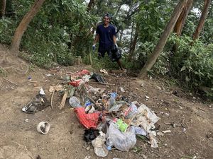 Kebangetan! Tumpukan Sampah di Jalur Pendakian Lawu Via Cetho Capai Satu Pikap Kebangetan! Tumpukan Sampah di Jalur Pendakian Lawu Via Cetho Capai Satu Pikap