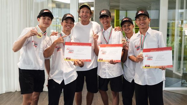 Setelah mengakhiri RidersSummer Camp, seluruh peserta berfotodengan Valentino Rossi sambil menunjukkansertifikat. (Pertamina Lubricants)