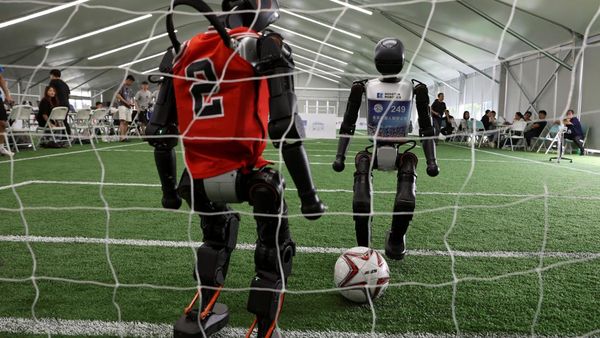 Robot Humanoid China Adu Strategi di Lapangan Sepakbola