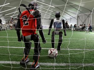 Robot Humanoid China Adu Strategi di Lapangan Sepakbola Robot Humanoid China Adu Strategi di Lapangan Sepakbola