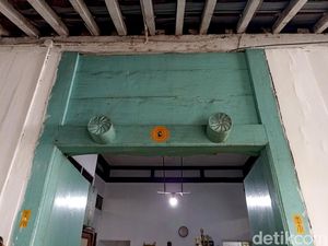 Video: Rumah Kuno di Blitar yang Usianya Lebih dari 2 Abad Video: Rumah Kuno di Blitar yang Usianya Lebih dari 2 Abad