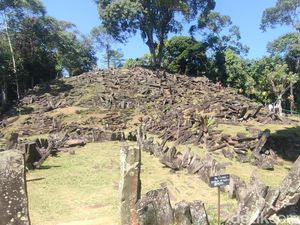 Temuan Semen Purba yang Merekatkan Batuan Situs Gunung Padang Temuan Semen Purba yang Merekatkan Batuan Situs Gunung Padang