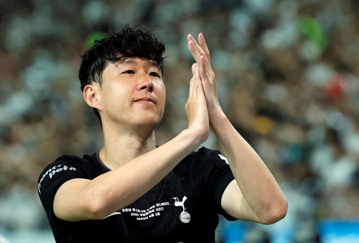 Son Heung-min Soccer Football - Pre-Season Friendly - Newcastle United v Tottenham Hotspur - Seoul World Cup Stadium, Seoul, South Korea - August 3, 2025 Tottenham Hotspur's Son Heung-Min applauds fans after playing his last game for the club REUTERS/Kim Soo-Hyeon TPX IMAGES OF THE DAY