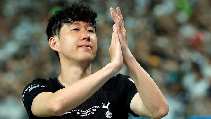 Soccer Football - Pre-Season Friendly - Newcastle United v Tottenham Hotspur - Seoul World Cup Stadium, Seoul, South Korea - August 3, 2025 Tottenham Hotspurs Son Heung-Min applauds fans after playing his last game for the club REUTERS/Kim Soo-Hyeon     TPX IMAGES OF THE DAY