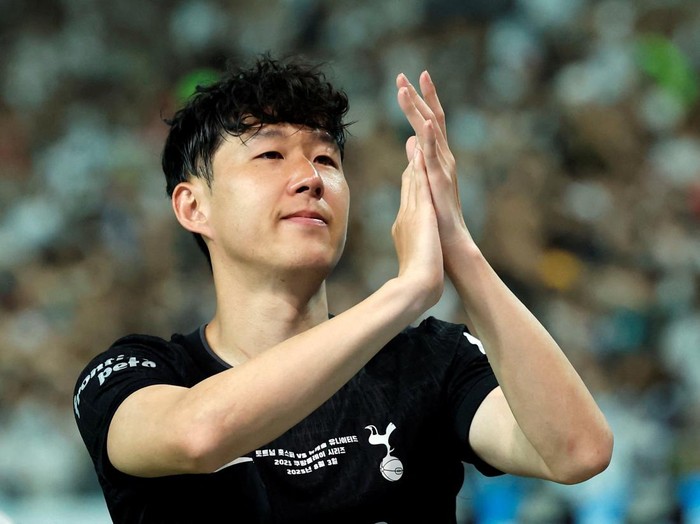 Soccer Football - Pre-Season Friendly - Newcastle United v Tottenham Hotspur - Seoul World Cup Stadium, Seoul, South Korea - August 3, 2025 Tottenham Hotspur's Son Heung-Min applauds fans after playing his last game for the club REUTERS/Kim Soo-Hyeon     TPX IMAGES OF THE DAY