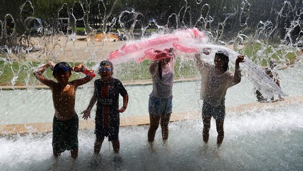 Tokyo Lagi Panas Banget, Anak-anak Main Air di Taman