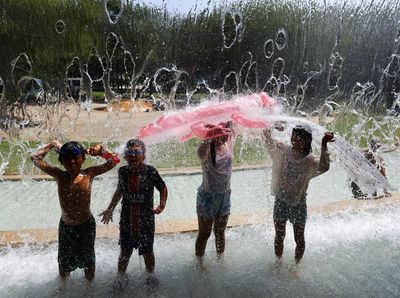 Tokyo Lagi Panas Banget, Anak-anak Main Air di Taman