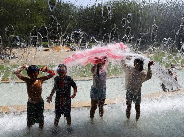 Tokyo Lagi Panas Banget, Anak-anak Main Air di Taman