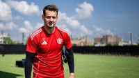Meski bukan kiper utama, Tom Heaton yang kini berusia 39 tahun dinilai memiliki karakter kepemimpinan yang dibutuhkan Amorim. Foto: Manchester United via Getty Imag/Ash Donelon