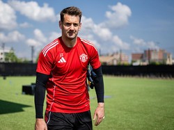 Tom Heaton juga tak bisa memperkuat MU karena cedera. (Foto: Manchester United via Getty Imag/Ash Donelon)