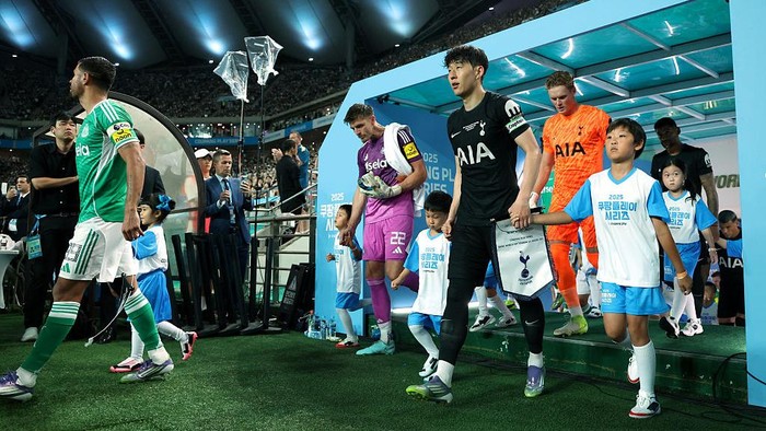 SEOUL, SOUTH KOREA - AUGUST 03: Son Heung-Min of Tottenham Hotspur leads the team out as captain prior to the Pre-Season Friendly match between Tottenham Hotspur and Newcastle United at Seoul World Cup Stadium on August 03, 2025 in Seoul, South Korea. (Photo by Chung Sung-Jun/Getty Images)