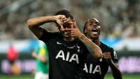 Pemain Tottenham Hotspur Brennan Johnson membuat tribute kepada Son dengan selebrasi ala pemain Korea itu usai bikin gol. Foto: Getty Images/Chung Sung-Jun