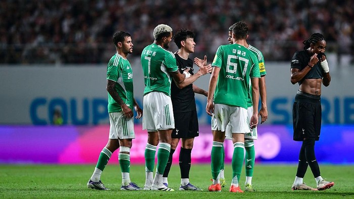 SEOUL, SOUTH KOREA - AUGUST 03: Heung-Min Son of Tottenham Hotspur (7) shakes hands with players as he departs the pre-season friendly match between Tottenham Hotspur and Newcastle United at the Seoul World Cup Stadium on August 03, 2025 in Seoul, South Korea. (Photo by Harriet Massey/Newcastle United via Getty Images)
