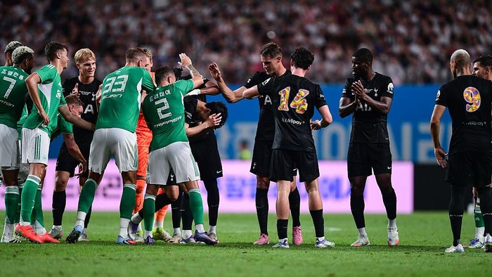 SEOUL, SOUTH KOREA - AUGUST 03: Heung-Min Son of Tottenham Hotspur (7) gets guard of honour during the pre-season friendly match between Tottenham Hotspur and Newcastle United at the Seoul World Cup Stadium on August 03, 2025 in Seoul, South Korea. (Photo by Harriet Massey/Newcastle United via Getty Images)