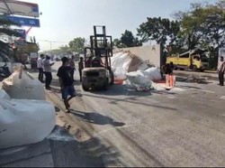 Truk Muatan Tepung Terguling di Lamongan, Diduga Sopir Mengantuk