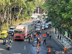 Tumpahan Minyak di Raya Wonokromo Bikin Macet hingga Tunnel Joyoboyo Tumpahan Minyak di Raya Wonokromo Bikin Macet hingga Tunnel Joyoboyo