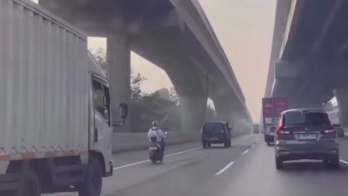 Viral pemotor masuk jalan Tol Jakarta-Cikampek Viral pemotor masuk jalan Tol Jakarta-Cikampek