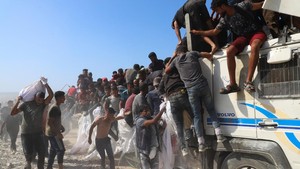Warga Gaza Serbu Truk Pembawa Bantuan