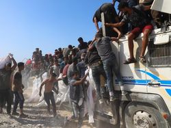 Warga Gaza Serbu Truk Pembawa Bantuan