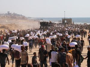 10 Warga Gaza Tewas Ditembaki Israel Saat Cari Bantuan 10 Warga Gaza Tewas Ditembaki Israel Saat Cari Bantuan