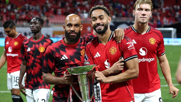 ATLANTA, GEORGIA - AUGUST 03: Bryan Mbeumo and Matheus Cunha of Manchester United celebrate winning the Summer Series league after the  Premier League Summer Series match between Manchester United and Everton FC at Mercedes-Benz Stadium on August 03, 2025 in Atlanta, Georgia. (Photo by Kevin C. Cox - Premier League/Getty Images)