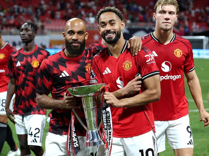 ATLANTA, GEORGIA - AUGUST 03: Bryan Mbeumo and Matheus Cunha of Manchester United celebrate winning the Summer Series league after the  Premier League Summer Series match between Manchester United and Everton FC at Mercedes-Benz Stadium on August 03, 2025 in Atlanta, Georgia. (Photo by Kevin C. Cox - Premier League/Getty Images)