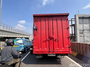 Bendera One Piece Berkibar di Truk Jelang HUT RI ke-80 Bendera One Piece Berkibar di Truk Jelang HUT RI ke-80