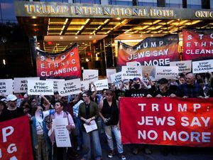 Aksi Bela Gaza di Depan Hotel Trump Berujung Penangkapan Aksi Bela Gaza di Depan Hotel Trump Berujung Penangkapan