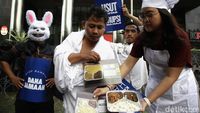 Aksi Teatrikal ICW Desak KPK Usut Dugaan Korupsi Haji 2025