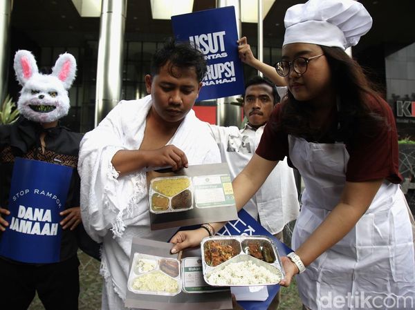 Aksi Teatrikal ICW Desak KPK Usut Dugaan Korupsi Haji 2025