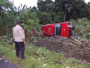 Angkot Terguling di Kebun Malteng gegara Sopir Mabuk, 3 Penumpang Luka Angkot Terguling di Kebun Malteng gegara Sopir Mabuk, 3 Penumpang Luka