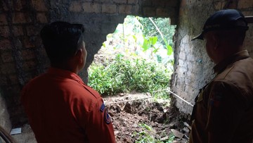 Tanah Amblas Imbas Hujan Deras di Bogor, 1 Unit Rumah Ambruk