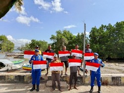 Polisi Bagikan 50 Bendera Merah Putih untuk Kapal Nelayan Sumba Timur