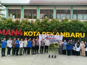 Bhabin Agen Green Policing Turun Ajak Pelajar di Pekanbaru Tanam Pohon