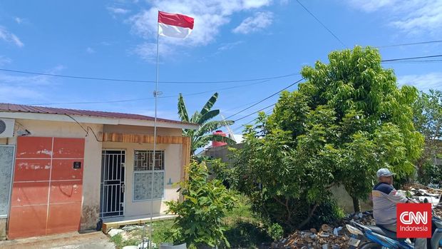 Rumah warga dikawasan Perumahan Cipta Village Marina, Blok Jayawijaya No.16 RT 06 RW 20, Kelurahan Tanjung Riau, Kecamatan Sekupang, Kota Batam Kepulauan Riau didatangi Kapolsek dan Lurah setempat akibat memasang bendera One Piece di satu tiang dengan bendera merah putih.