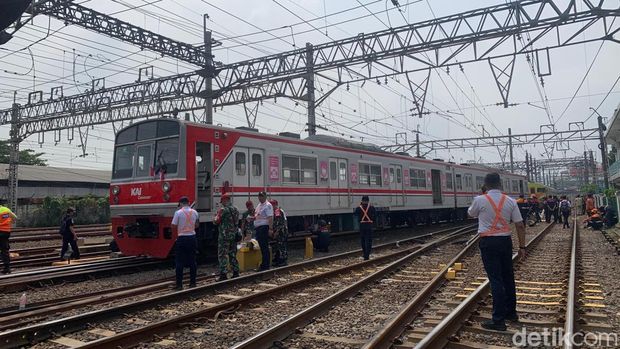 Commuter Line Nomor 1189 relasi Bogor-Jakarta Kota yang anjlok di emplasmen Stasiun Jakarta Kota, Jakarta Barat, telah dievakuasi. Ini penampakannya. (Adrial A/detikcom)